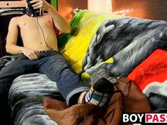 After some electro music this twink just loves to jerk off